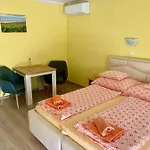 Andreaapartmanok Couette-café 3*