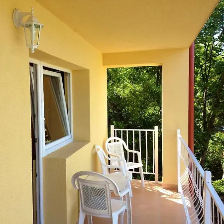 Andreaapartmanok فندق مبيت وإفطار 3*